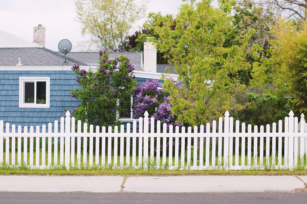 Ways to Spruce Up a Wooden Fence with Paint